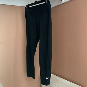 Nike Women’s mid rise capri leggings